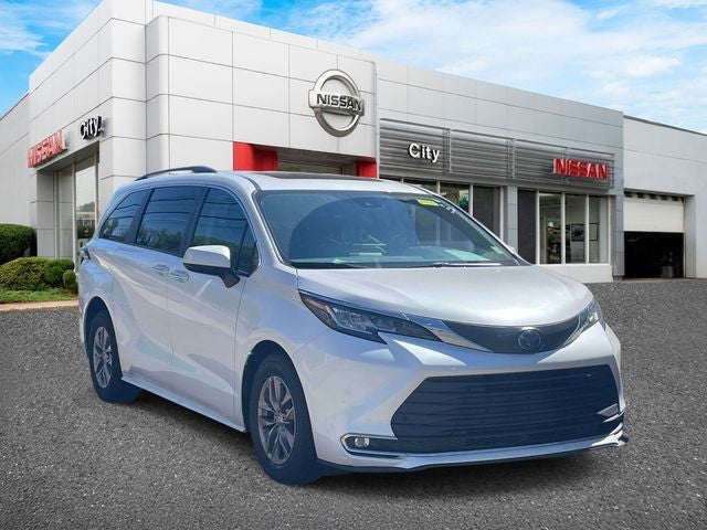 2023 Toyota Sienna XLE 8 Passenger