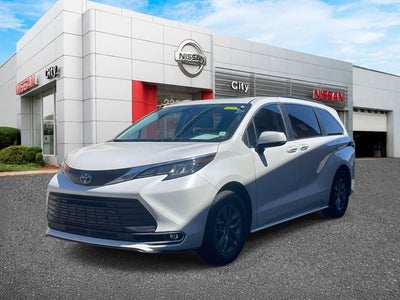 2023 Toyota Sienna XLE 8 Passenger