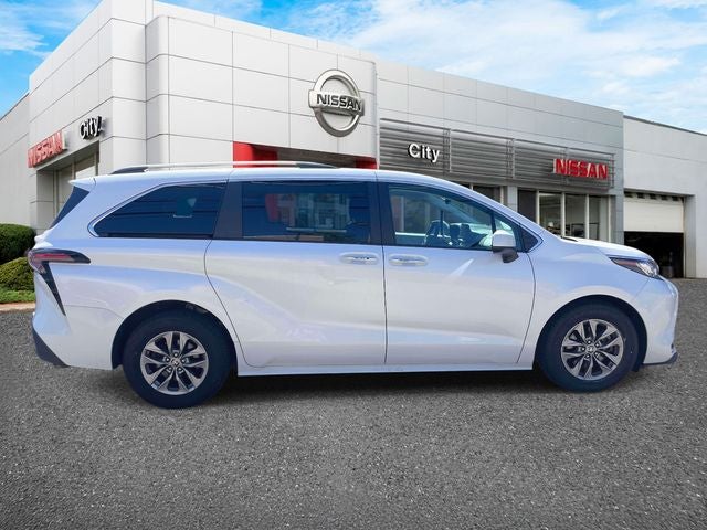 2023 Toyota Sienna XLE 8 Passenger
