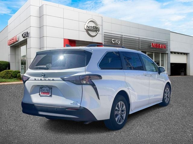 2023 Toyota Sienna XLE 8 Passenger