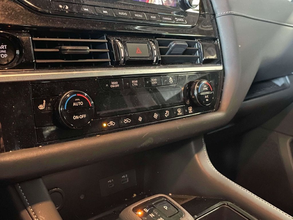 2025 Nissan Pathfinder SL