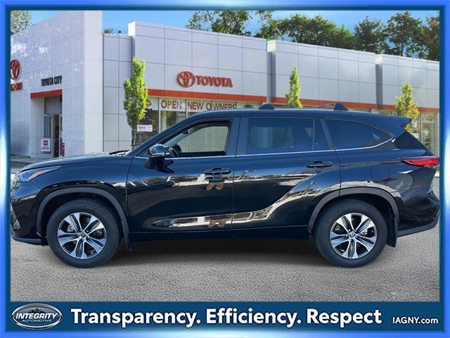 2023 Toyota Highlander XLE 8 PASSENGER BENCH SEATING