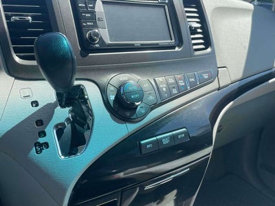 2014 Toyota Sienna LE 8 Passenger