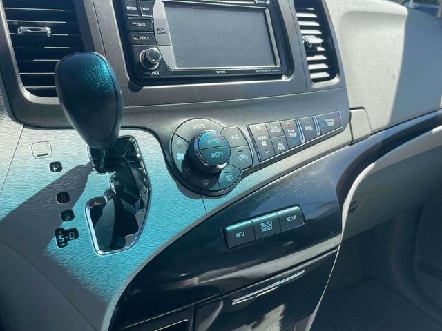 2014 Toyota Sienna LE 8 Passenger