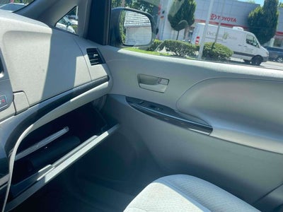 2014 Toyota Sienna LE 8 Passenger