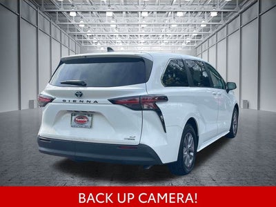 2022 Toyota Sienna LE 8 Passenger