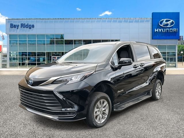 2026 Toyota Sienna Mobility LE 8 Passenger